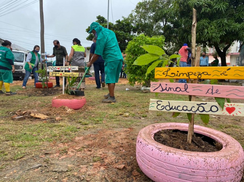 Material é utilizado para auxiliar no crescimento de árvores plantadas. Foto: Ascom Sudes