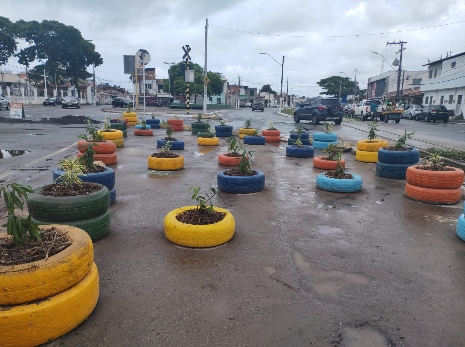 Prefeitura realiza a limpeza e o plantio de mudas em ponto de lixo no bairro de Jaraguá. Foto: Ascom Sudes