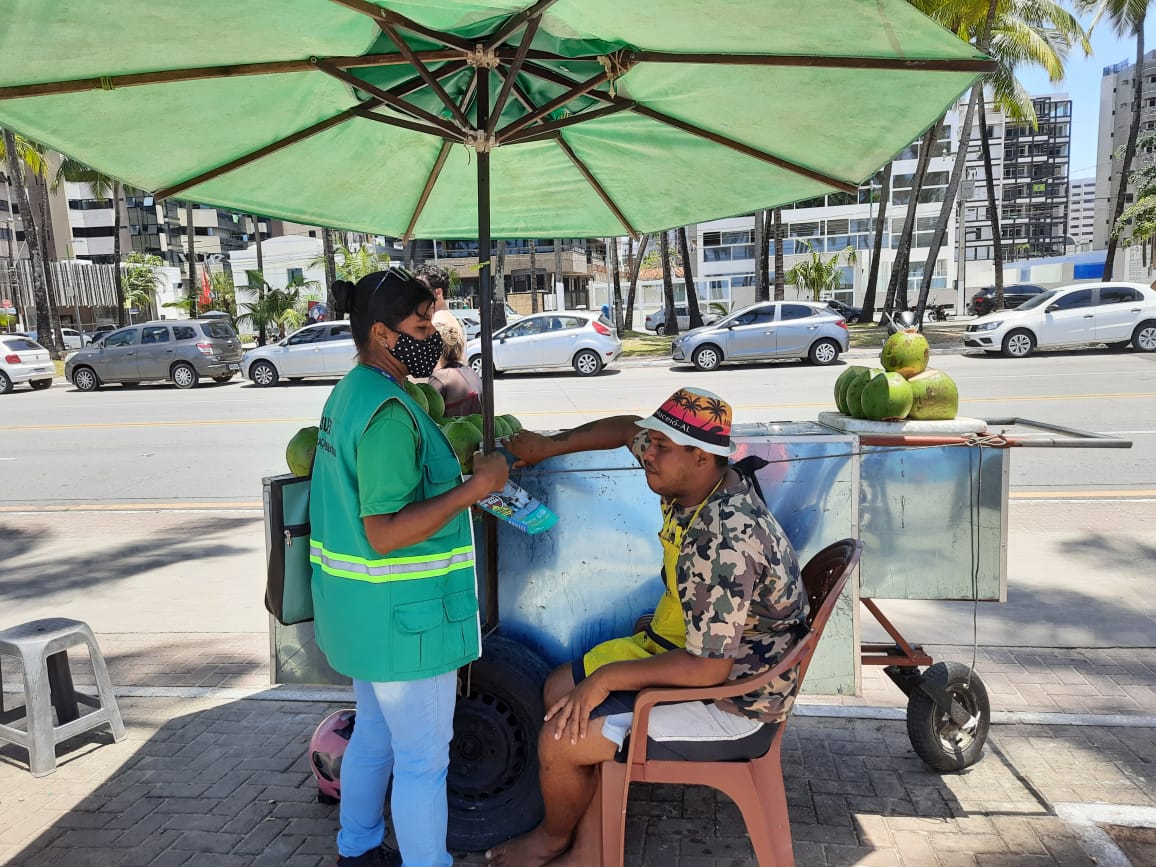 Educação ambiental orienta ambulantes que trabalham na orla. Foto: Ascom Sudes