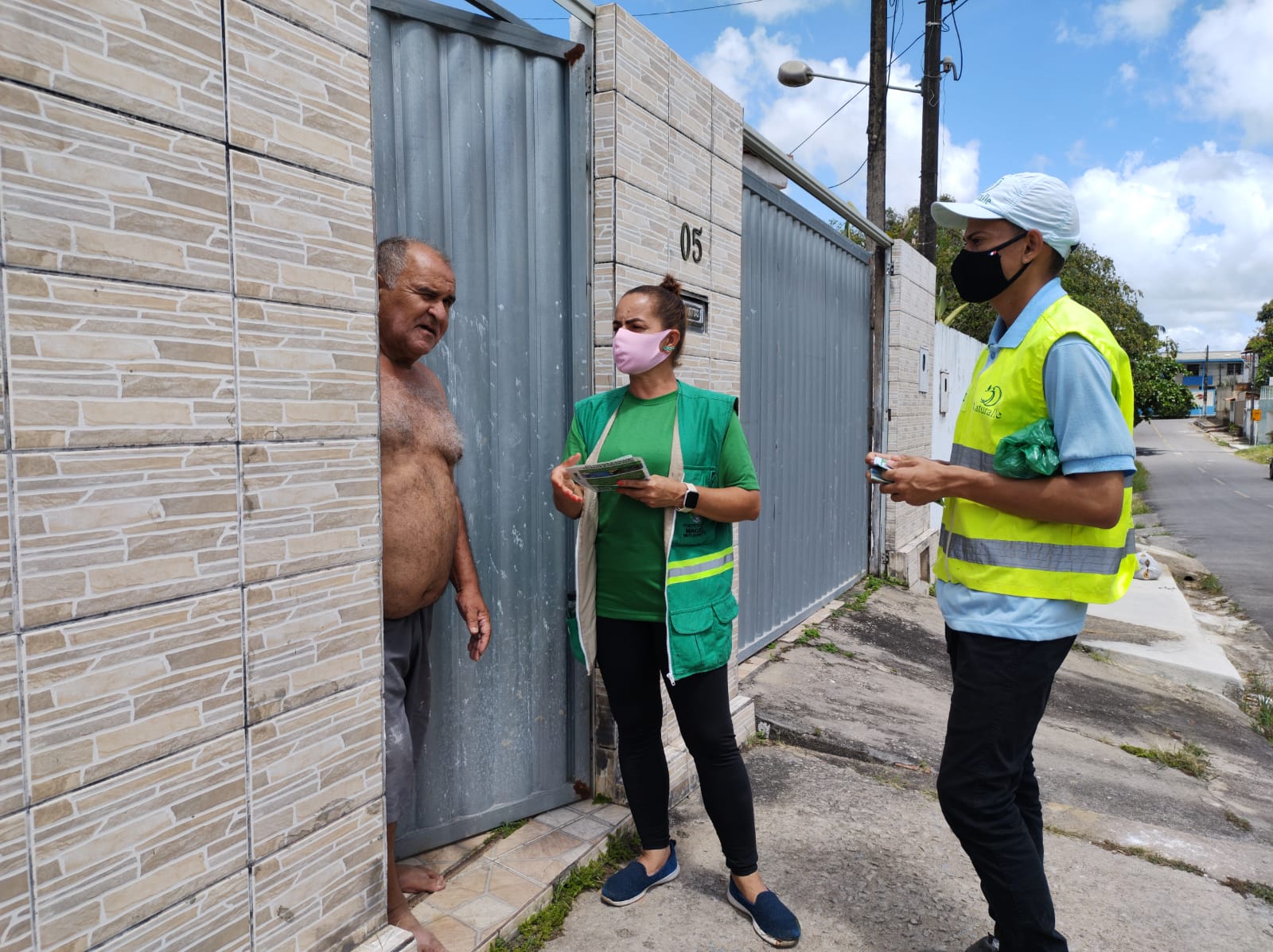 Educação ambiental orienta moradores a respeito do descarte correto de recicláveis. Foto: Ascom Sudes