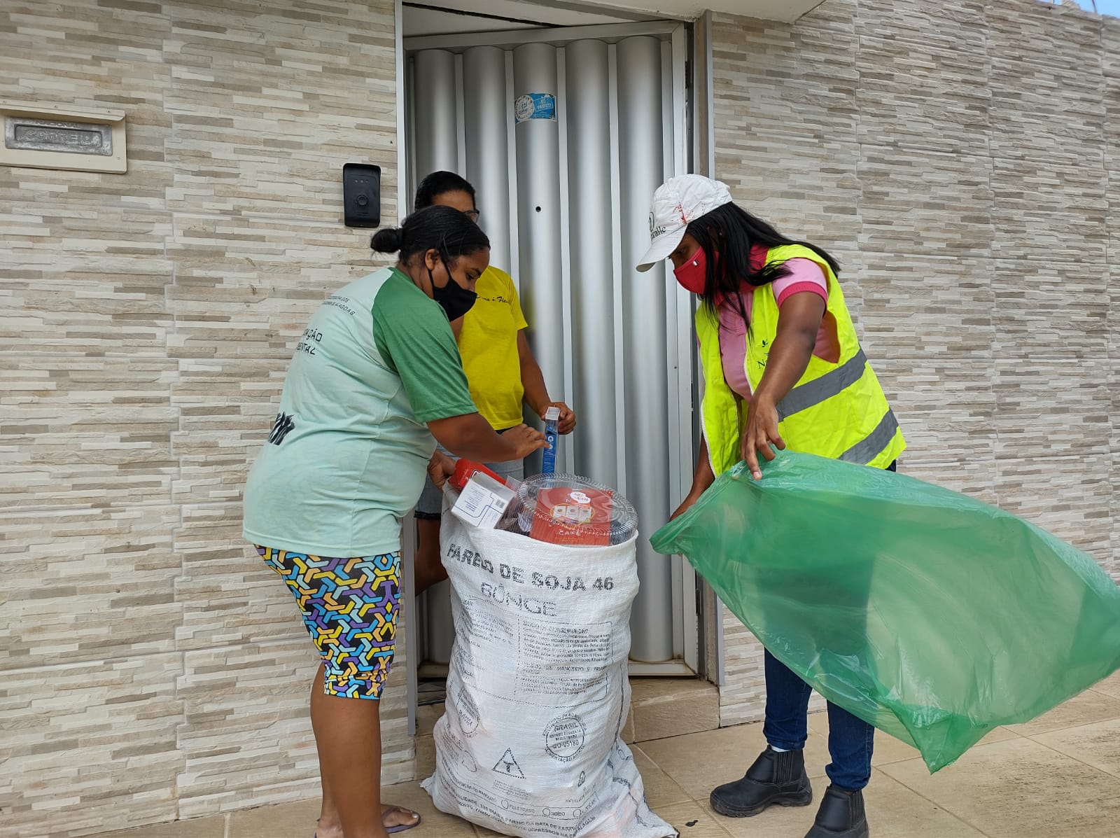 Moradores colaboram com a coleta seletiva porta a porta. Foto: Ascom Sudes